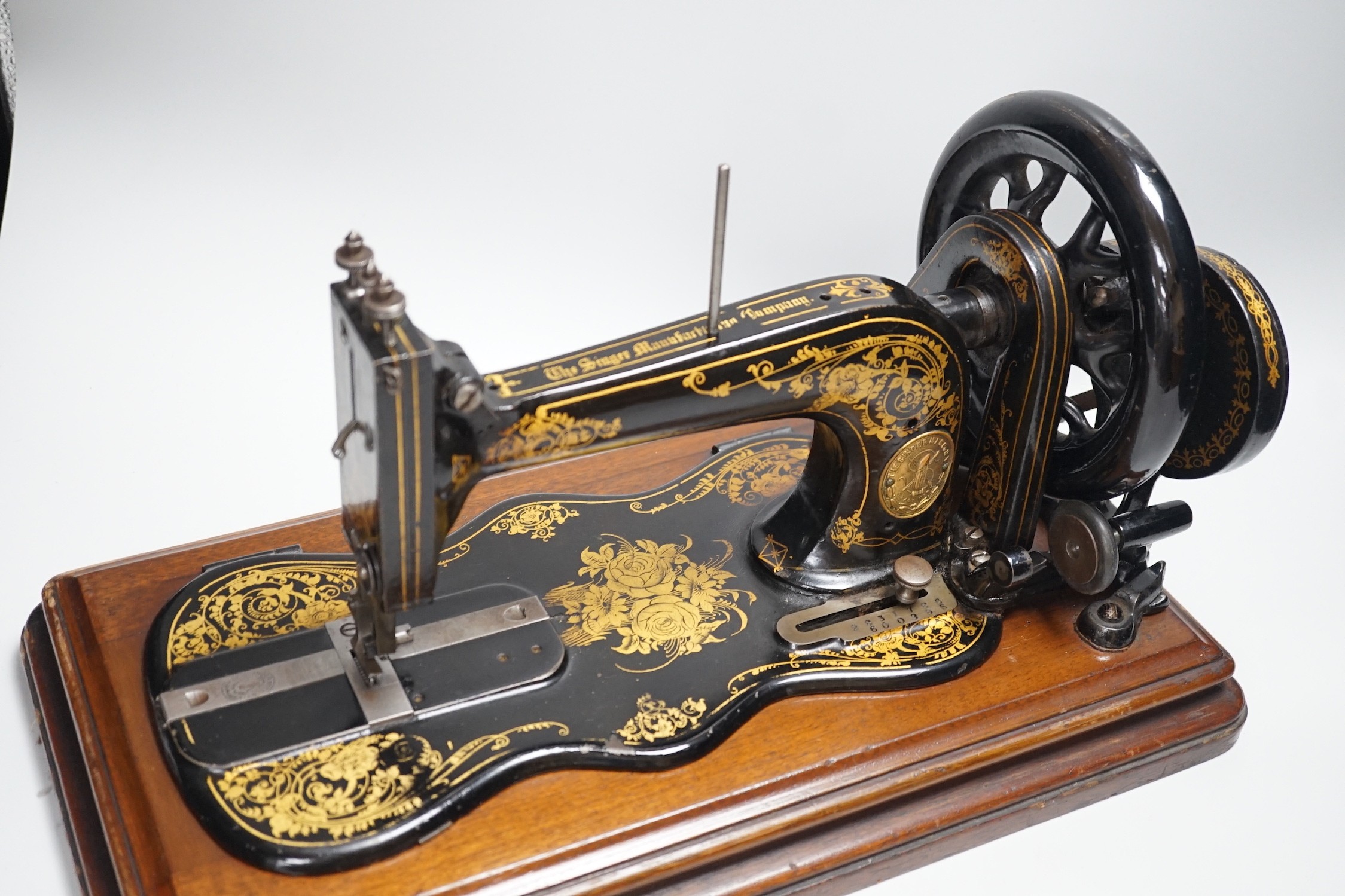 A walnut-cased 19th century Singer sewing machine, Serial Number 2831786 600986